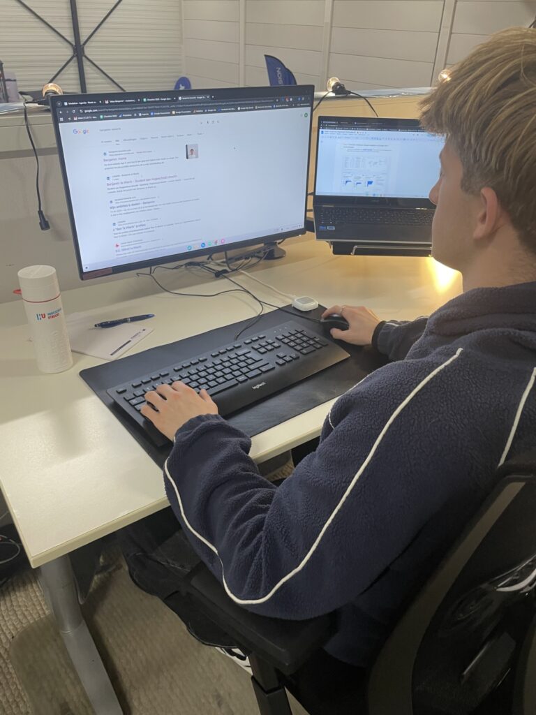 Aan het werk op stage bij modation